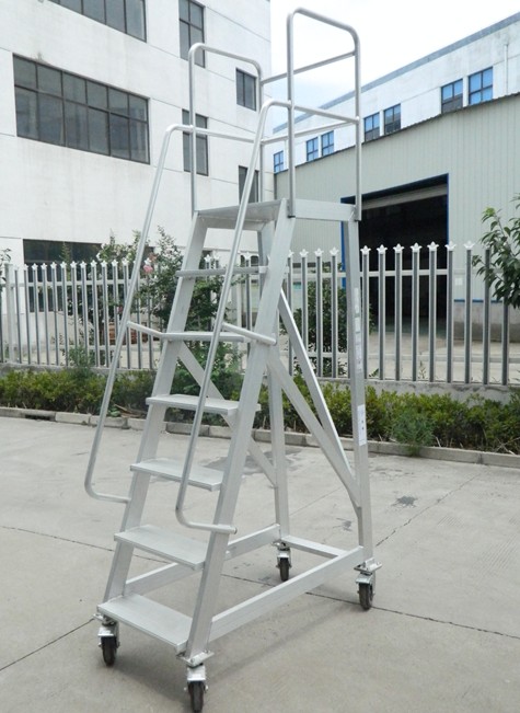 “鋁合金梯子，外面太危險，室外壽命只能一年”