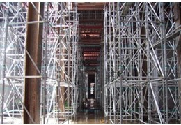 洶涌的人潮穿越時，地鐵腳手架早已功成身退